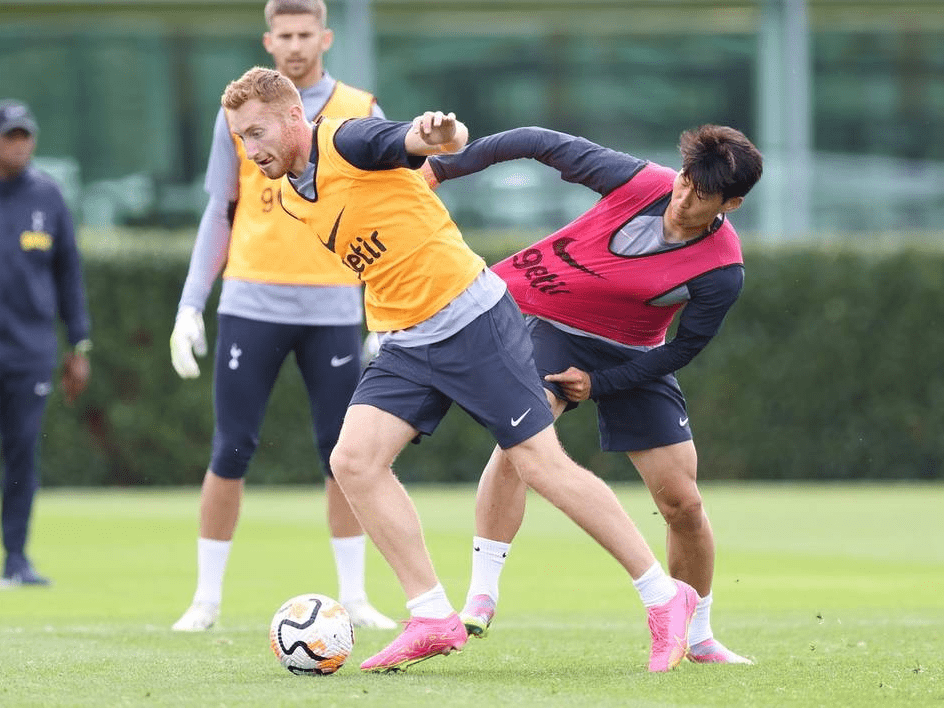 德媒：金玟哉大腿肌肉疼痛，可能会伤缺数场（德媒：金玟哉大腿肌肉不适，或将缺阵多场比赛）