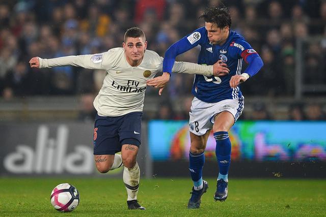 长春亚泰队启程出征青岛时，球迷用歌声为将士们送行