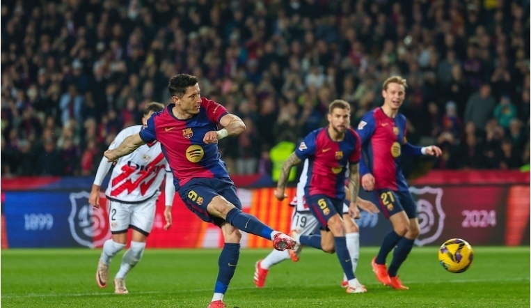 德国球队本赛季场均上座人数：多特8.1万人第1，拜仁7.5万第2（德国球队本季场均上座榜：多特8.1万人领跑，拜仁7.5万人居次）