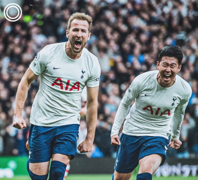 输掉国家德比后，河床球员萨拉斯用拳击打场内拍照的一名人员