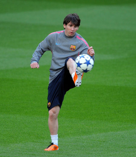 每体：巴萨目前对莱万的原则是，要么大幅降薪要么自由身离开（每体：巴萨给莱万两条路——要么大幅降薪，要么自由离队）