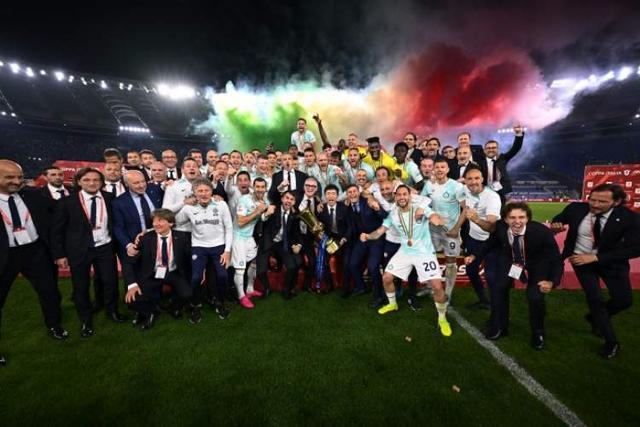 给你修修胡子，瓦科分享自己用剪刀剪克雷桑胡子的照片